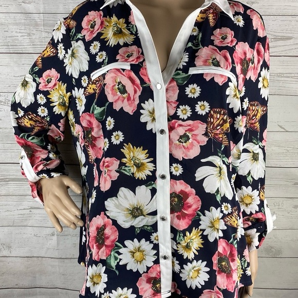 Elegant Floral Blouse - Black and Pink - Picture 2 of 10